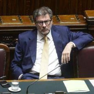Manovra, primo via libera tra le tensioni. Domani sbarca in aula: da pensioni a tfr, le modifiche