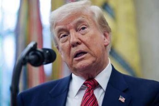 Trump, messaggio all'Iran e post su esercito: &quot;Usa ha tante armi, speriamo di non doverle usare&quot;
