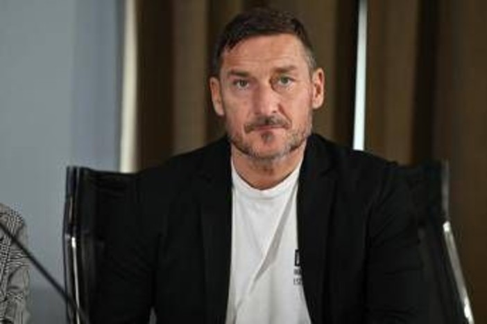 Roma, accusato di abbandono di minori: chiesta archiviazione per Totti Roma, accusato di abbandono di minori: chiesta archiviazione per Totti