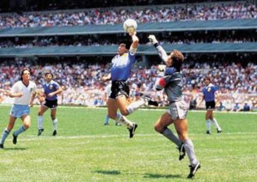 Maradona e il pallone de 'la mano de Dios', il cimelio venduto per 2,5 milioni