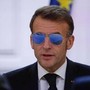 Macron e gli occhiali da sole: "Ho un problema all'occhio"