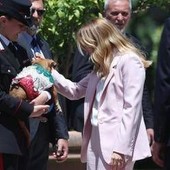 Italia-Corea, Meloni si fa foto con 'Briciola': cagnolina mascotte Carabinieri 'star' a Villa Pamphlij Italia-Corea, Meloni si fa foto con 'Briciola': cagnolina mascotte Carabinieri 'star' a Villa Pamphlij