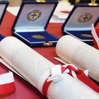 Ambrogini, cerimonia senza contestazioni: standing ovation per poliziotto ferito Ambrogini, cerimonia senza contestazioni: standing ovation per poliziotto ferito