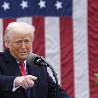 Dazi, Trump “Pausa di 90 giorni tranne che per la Cina”