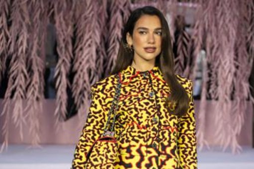 Sanremo, Dua Lipa non solo guest star: De Martino la vuole per la co-conduzione di una serata Sanremo, Dua Lipa non solo guest star: De Martino la vuole per la co-conduzione di una serata
