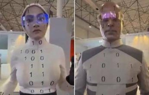 Iran svela i suoi robot, sono due persone mascherate...