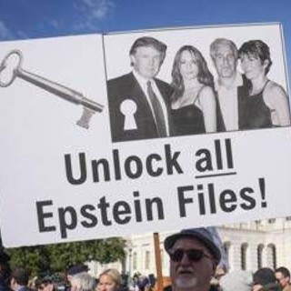 Caso Epstein, Trump firma la legge per la pubblicazione dei file