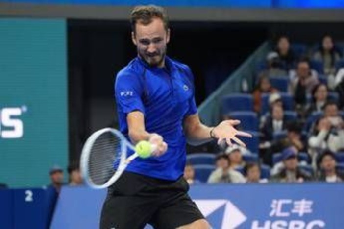 Medvedev in ospedale per chiedere scusa al tifoso colpito: super multa e penalizzazione dopo la follia di Pechino Medvedev in ospedale per chiedere scusa al tifoso colpito: super multa e penalizzazione dopo la follia di Pechino