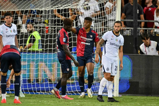 Calhanoglu lancia l’Inter a Cagliari, nerazzurri a punteggio pieno