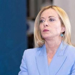 &quot;Sparate alla Meloni&quot;, la scritta choc a Prato