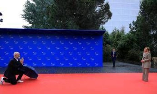 Arriva Meloni e Rama si inginocchia: &quot;Edi, smettila&quot; - Video