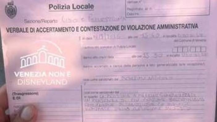 Bestemmia in strada, i vigili lo sentono: multa di 102 euro a Venezia