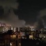 Attacco israeliano all'Iran, colonne di fumo su Teheran - Video