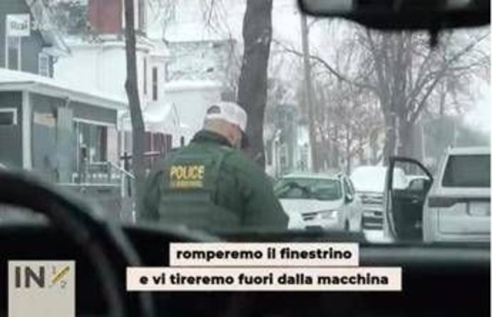 "Spacchiamo il vetro", agenti Ice minacciano i giornalisti di In mezz'ora