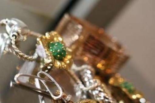 Moglie e amante? Un gioiello 'per due': ecco come gestire doppi (o tripli) regali e non farsi beccare