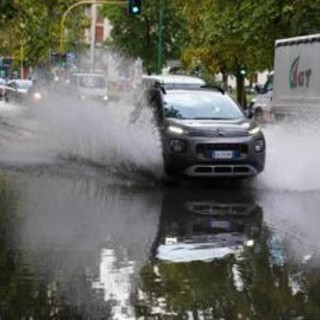 Maltempo a Milano, tanta pioggia e allagamenti: crescono livelli Seveso e Lambro