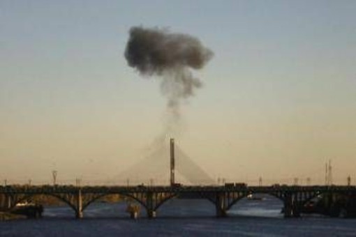 Ucraina, Russia colpisce un altro ponte a Kiev. Il sindaco: "Gli attacchi stanno distruggendo la città" Ucraina, Russia colpisce un altro ponte a Kiev. Il sindaco: "Gli attacchi stanno distruggendo la città"