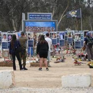 Israele, i due volti del 7 ottobre: sopravvissuti e familiari si riuniscono il giorno del massacro, il governo il 5