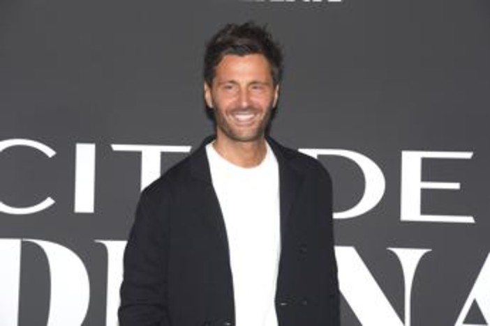Temptation Island, ancora critiche per Bisciglia: "Non deve intervenire" Temptation Island, ancora critiche per Bisciglia: "Non deve intervenire"