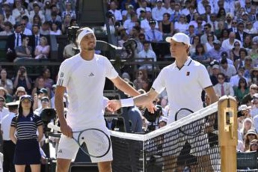 Zverev scherza con Sinner: "Non mi sei simpatico, vinci sempre". E Jannik: "So che vuoi diventare numero uno..." Zverev scherza con Sinner: "Non mi sei simpatico, vinci sempre". E Jannik: "So che vuoi diventare numero uno..."
