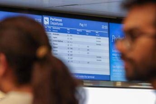 Sciopero aerei oggi, caos voli in tutta Italia. E nel weekend tocca ai treni Sciopero aerei oggi, caos voli in tutta Italia. E nel weekend tocca ai treni