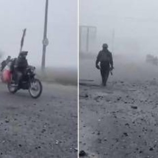 Russi in moto tra la nebbia: in un video virale l'assalto a Pokrovsk mentre la città resiste Russi in moto tra la nebbia: in un video virale l'assalto a Pokrovsk mentre la città resiste