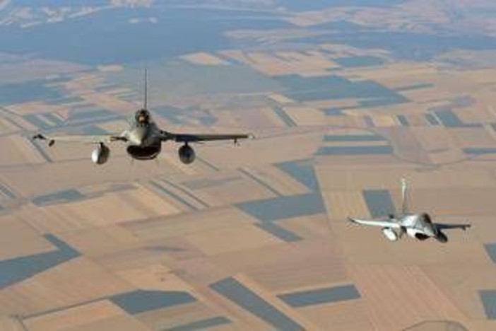 Caccia Nato abbattono drone in Lituania. Trump: "Stop raid su raffinerie, sì di Ucraina e Russia" Caccia Nato abbattono drone in Lituania. Trump: "Stop raid su raffinerie, sì di Ucraina e Russia"
