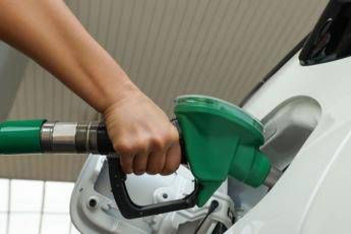 Carburanti, benzina in calo e gasolio sotto i due euro: i prezzi di oggi