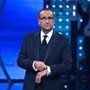 Carlo Conti a Verissimo, pronto per Sanremo 2026: cantanti, canzoni e duetti