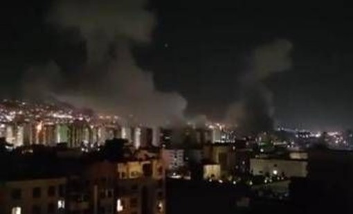 Attacco israeliano all'Iran, colonne di fumo su Teheran - Video