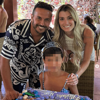 Pedro, il figlio Marc festeggia con la coroncina e in canottiera: i commenti sotto al post