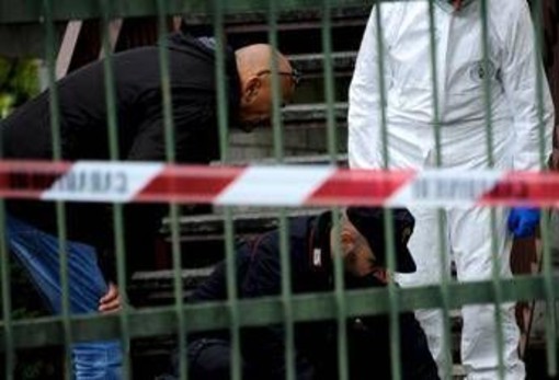 Trovato morto con ferite alla testa nell'androne di un palazzo, indagini a Napoli Trovato morto con ferite alla testa nell'androne di un palazzo, indagini a Napoli