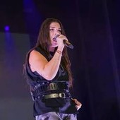 'Non è l'inferno', dopo 14 anni Emma torna virale per raccontare le proteste contro il caro vita