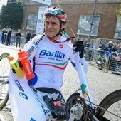 Oggi i funerali di Alex Zanardi a Padova: persone in coda da ore, la sua handbike sull'altare