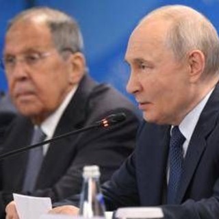 Russia, Putin: "Nessun attacco all'Ue". Lavrov ribalta la minaccia: "Guerra breve se Europa ci colpisce"