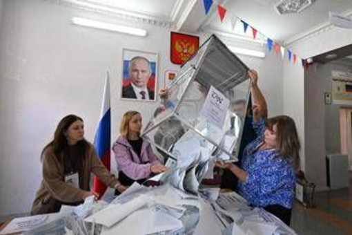 Elezioni Russia, exit poll: "Al partito di Putin il 49,4% di voti" Elezioni Russia, exit poll: "Al partito di Putin il 49,4% di voti"