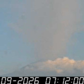 Etna, nube eruttiva alta 4 chilometri: voli sospesi fino alle 15 all'aeroporto di Catania