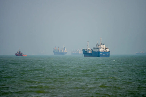 Nave iraniana colpita nello Stretto di Hormuz, un morto e tre feriti Nave iraniana colpita nello Stretto di Hormuz, un morto e tre feriti