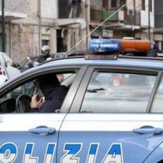 Ragazza accoltellata alla schiena da uno sconosciuto, caccia all'uomo a Salerno