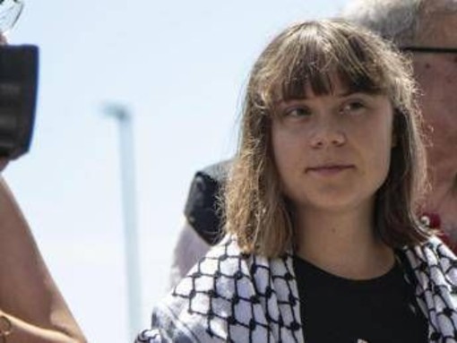Flotilla, attivisti turchi liberi: "Greta costretta a baciare bandiera Israele" Flotilla, attivisti turchi liberi: "Greta costretta a baciare bandiera Israele"