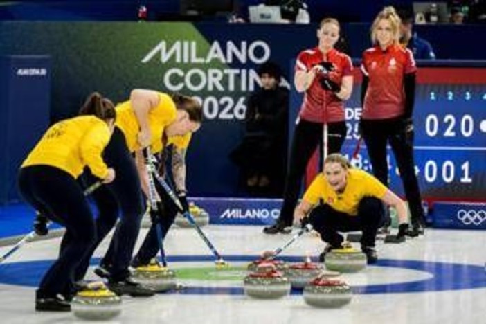 "Dovete fare casino", il curling si gode la bolgia di Cortina "Dovete fare casino", il curling si gode la bolgia di Cortina