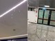 Piove dentro l'aeroporto di Milano Malpensa, acqua vicino a bagagli e biglietteria