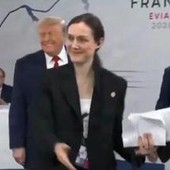G7, Trump arriva per ultimo alla riunione dei leader: "Sono il boss" G7, Trump arriva per ultimo alla riunione dei leader: "Sono il boss"