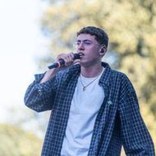 Sanremo 2026, Tredici Pietro tra i big: chi è il rapper che 'odia i raccomandati' Sanremo 2026, Tredici Pietro tra i big: chi è il rapper che 'odia i raccomandati'