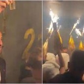 Harry Kane festeggia il Pallone d’Oro, ma le bottiglie con le scintille fanno discutere: sui social torna l’ombra di Crans-Montana