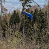 Cade con il parapendio e resta sospesa su un albero a 30 metri da terra