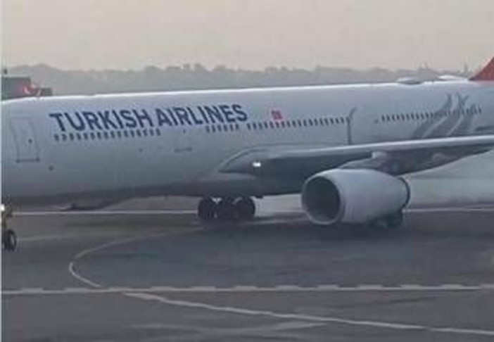 Aereo prende fuoco dopo atterraggio a Kathmandu in Nepal Aereo prende fuoco dopo atterraggio a Kathmandu in Nepal
