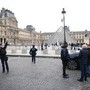 Colpo al Louvre, altri quattro fermi per il furto dei gioielli della corona francese Colpo al Louvre, altri quattro fermi per il furto dei gioielli della corona francese