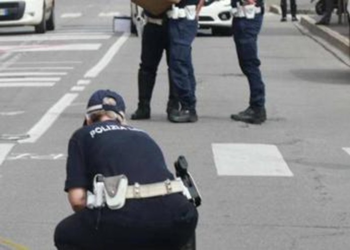 Auto pirata travolge due ragazzi a Guidonia: muore 23enne, ferito l'amico Auto pirata travolge due ragazzi a Guidonia: muore 23enne, ferito l'amico
