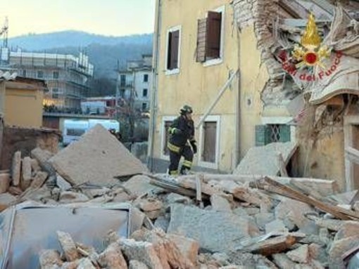 Verona, esplode bombola di gas e crolla palazzina di tre piani: un morto e 3 feriti